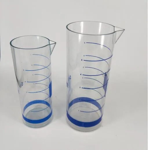 ढक्कन के साथ प्लास्टिक का पानी जग